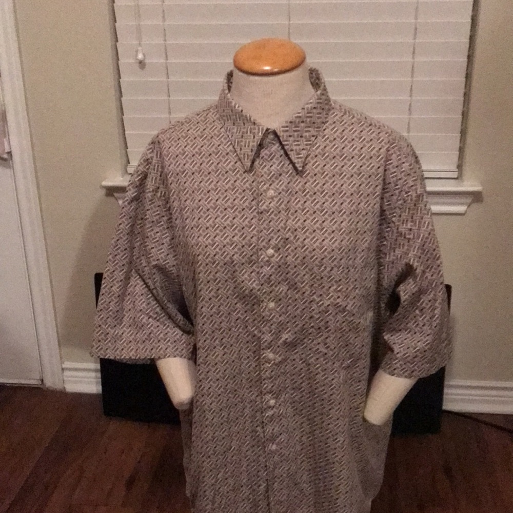 Nice looking men’s short sleeve shirt! 😎